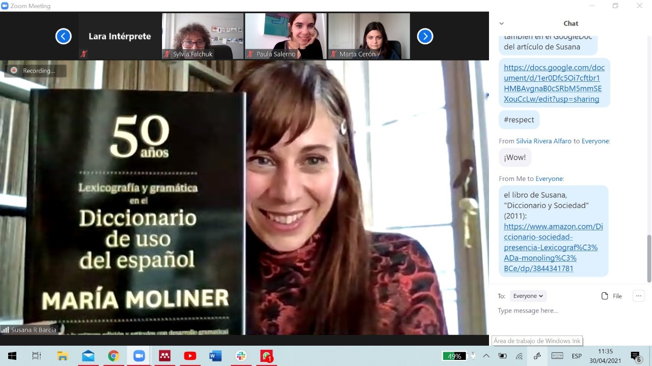 Captura de video Zoom: Susana Rodríguez Barcia sosteniendo el diccionario de María Moliner