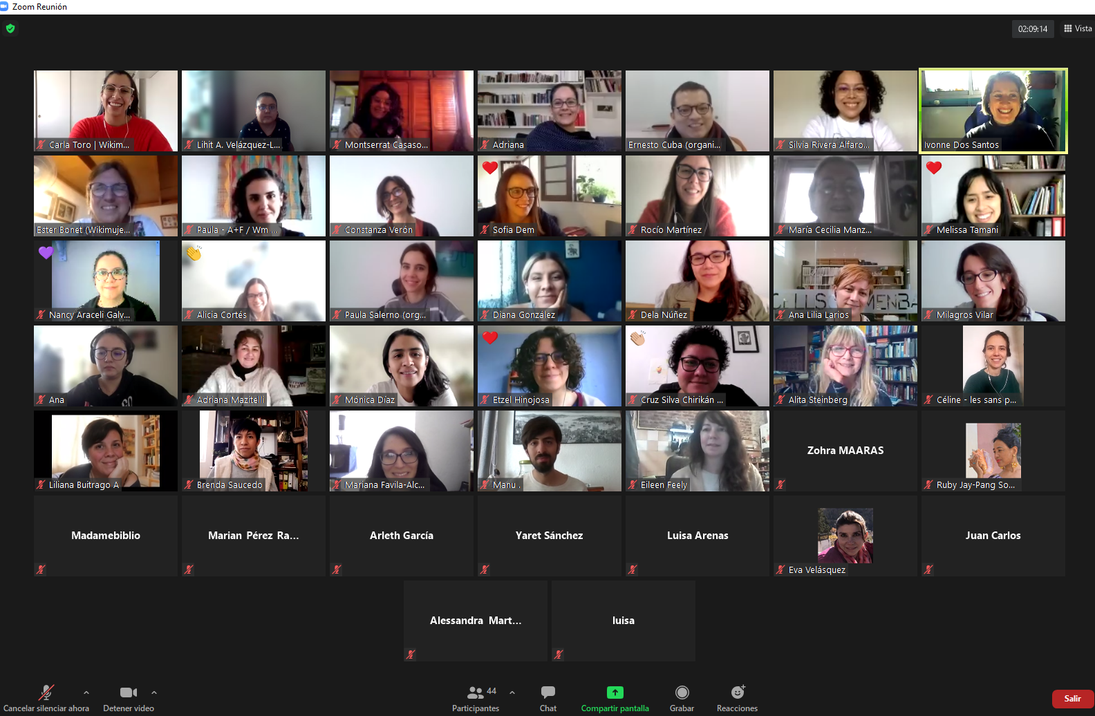 Captura de pantalla de zooom con las imágenes de personas participantes del conversatorio