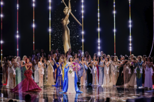 Foto de Sheynnis Palacios con su corona en frente de todas las concursantes de Miss Universo 2023.